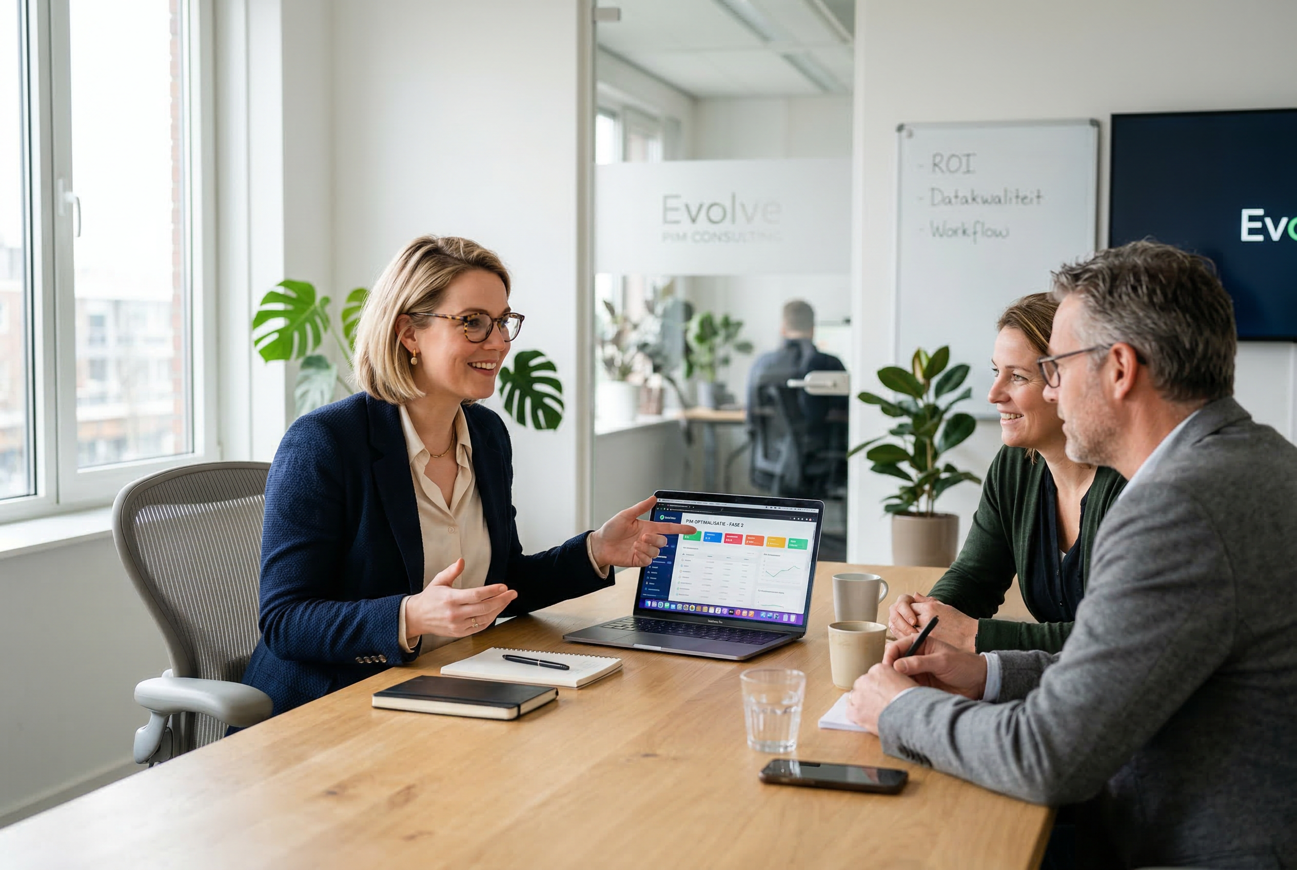 PIM-consultant in overleg met klanten